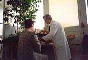 pacient pri vysetrení krvného tlaku
